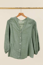 Buttoned blouse with 3/4 gathered sleeves and ruched shoulders: Beige / One size