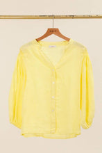 Buttoned blouse with 3/4 gathered sleeves and ruched shoulders: Beige / One size