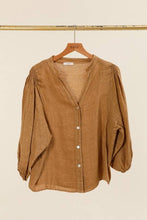 Buttoned blouse with 3/4 gathered sleeves and ruched shoulders: Beige / One size