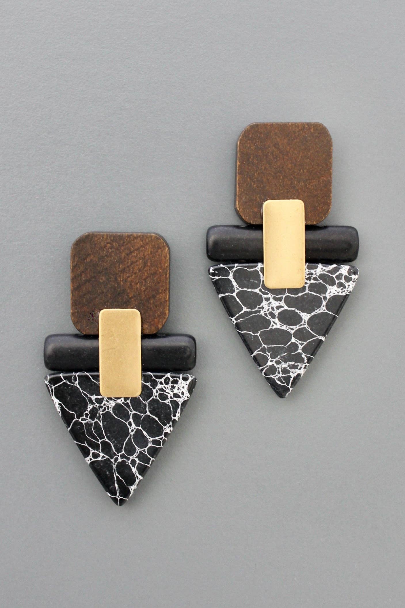 FERE38 Geometric black and wood post earrings